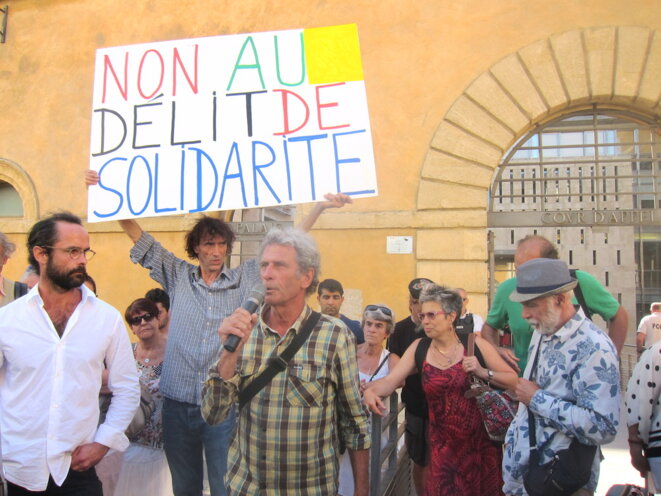 Une cinquantaine de militants, notamment de la LDH, étaient présents lundi devant la Cour d'appel d'Aix-en-Provence, pour soutenir Cédric Herrou © LF Une cinquantaine de militants, notamment de la LDH, étaient présents lundi devant la Cour d'appel d'Aix-en-Provence, pour soutenir Cédric Herrou © LF