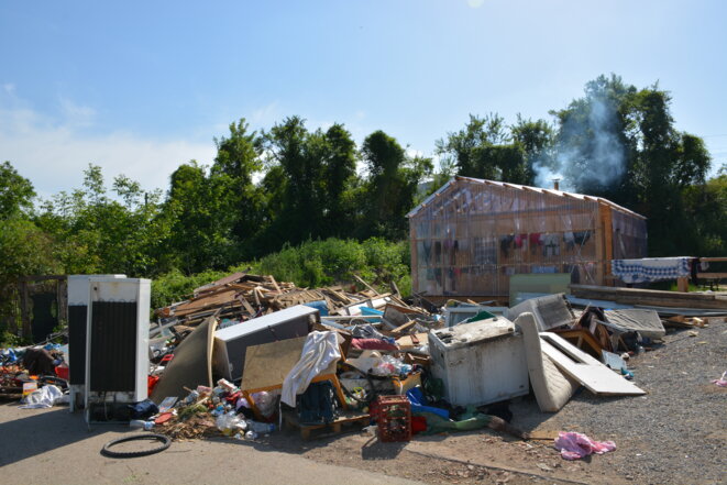 Le bâtiment sanitaire construit par des bénévoles avec les fonds recueillis par l’opération de crowdfunding « Les Petites Pierres » en partenariat avec la Ville, l’État et la Fondation Abbé Pierre. Photo prise le 14/06/2017. Le bâtiment sanitaire construit par des bénévoles avec les fonds recueillis par l’opération de crowdfunding « Les Petites Pierres » en partenariat avec la Ville, l’État et la Fondation Abbé Pierre. Photo prise le 14/06/2017.