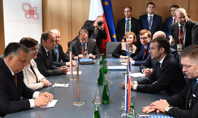 Emmanuel Macron (à droite sur la photo) face aux dirigeants du groupe de Visegrad, dont la Polonaise Beata Szydlo, le 23 juin à Bruxelles © Emmanuel Dunand / Reuters Emmanuel Macron (à droite sur la photo) face aux dirigeants du groupe de Visegrad, dont la Polonaise Beata Szydlo, le 23 juin à Bruxelles © Emmanuel Dunand / Reuters
