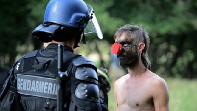 Un activiste a monté et mis en ligne 28 minutes d'images tournées sur le site de Sivens samedi en fin d'après-midi. Un document qui montre l'ambiance qui régnait sur les lieux quelques heures avant la mort de Rémi Fraisse. © © AFP Un activiste a monté et mis en ligne 28 minutes d'images tournées sur le site de Sivens samedi en fin d'après-midi. Un document qui montre l'ambiance qui régnait sur les lieux quelques heures avant la mort de Rémi Fraisse. © © AFP
