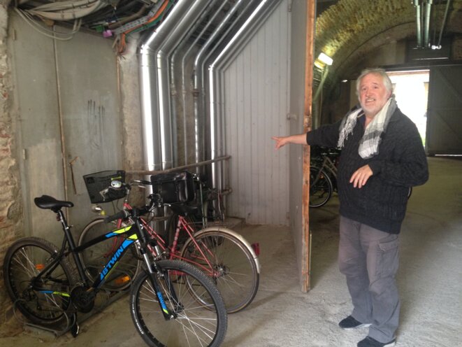Jean Escartin dans un garage à vélos de l'hôpital où de l'amiante a été découverte. © ES