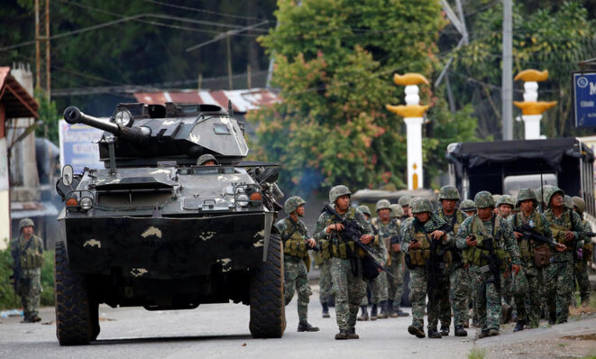 Des membres de l’armée philippine prennent position dans la ville de Marawi, le 28 mai 2017. © Reuters Des membres de l’armée philippine prennent position dans la ville de Marawi, le 28 mai 2017. © Reuters
