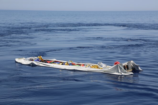 Les militaires de la Guardia civil coulent les moteurs des bateaux pneumatiques pour que les passeurs ne puissent plus les utiliser © EP Les militaires de la Guardia civil coulent les moteurs des bateaux pneumatiques pour que les passeurs ne puissent plus les utiliser © EP