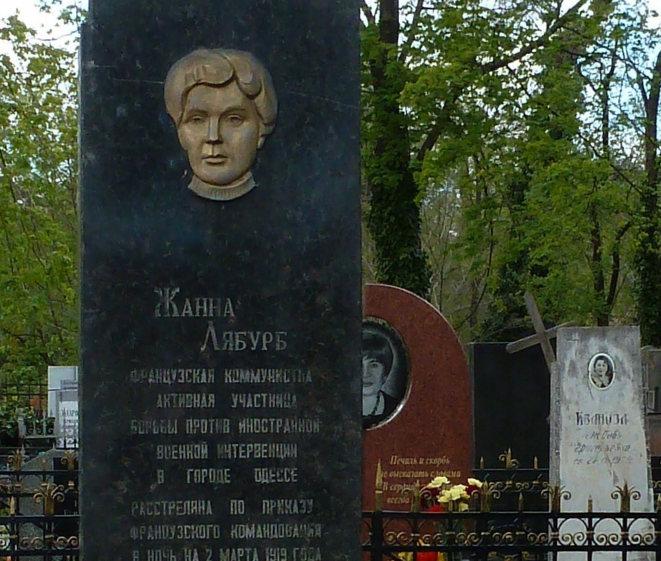 La stèle en l'honneur de Jeanne Labourbe, sur sa tombe au cimetière d'Odessa La stèle en l'honneur de Jeanne Labourbe, sur sa tombe au cimetière d'Odessa