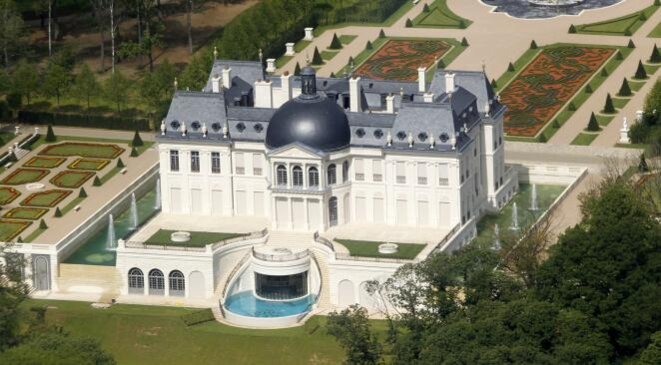L'homme fort d'Arabie saoudite est aussi propriétaire d'un somptueux château (275 millions d'euros) à Louveciennes, dans les Yvelines. © Reuters L'homme fort d'Arabie saoudite est aussi propriétaire d'un somptueux château (275 millions d'euros) à Louveciennes, dans les Yvelines. © Reuters