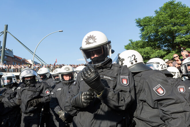 Policiers à Hambourg jeudi 6 juillet © Yann Levy / Hans Lucas Policiers à Hambourg jeudi 6 juillet © Yann Levy / Hans Lucas