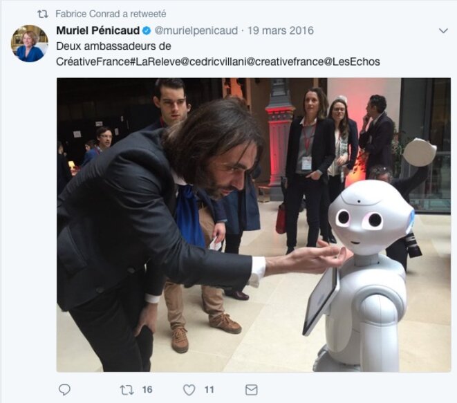 Sur le compte Twitter de Fabrice Conrad, une photo de Cédric Villani et d'un robot, postée par Muriel Pénicaud © Twitter Sur le compte Twitter de Fabrice Conrad, une photo de Cédric Villani et d'un robot, postée par Muriel Pénicaud © Twitter