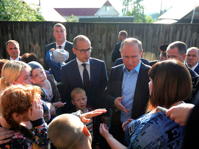 Le 27 juin, Vladimir Poutine s'est rendu à Ijevsk (1 200 km de Moscou) pour écouter les doléances d'Anastasia Votintseva, ce que certains considèrent comme le demarrage de sa campagne électorale. © Reuters Le 27 juin, Vladimir Poutine s'est rendu à Ijevsk (1 200 km de Moscou) pour écouter les doléances d'Anastasia Votintseva, ce que certains considèrent comme le demarrage de sa campagne électorale. © Reuters