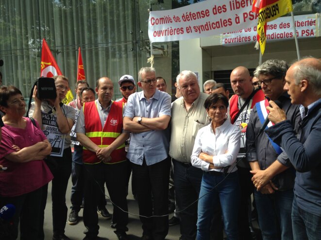 Les représentants des différentes sensibilités de gauche rassemblés au sein du comité de défense, devant le siège de PSA. © C.A. Les représentants des différentes sensibilités de gauche rassemblés au sein du comité de défense, devant le siège de PSA. © C.A.