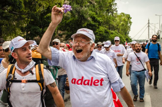 Un marcheur septuagénaire presse le pas criant Hak Hukkuk Adalet (Loi, Légalité, Justice) juste avant de pénétrer dans la province d'Istanbul © Jérémie Berlioux Un marcheur septuagénaire presse le pas criant Hak Hukkuk Adalet (Loi, Légalité, Justice) juste avant de pénétrer dans la province d'Istanbul © Jérémie Berlioux