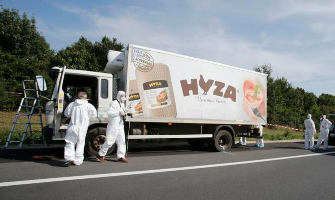 Le camion où ont péri par asphyxie les 71 réfugiés © Reuters Le camion où ont péri par asphyxie les 71 réfugiés © Reuters