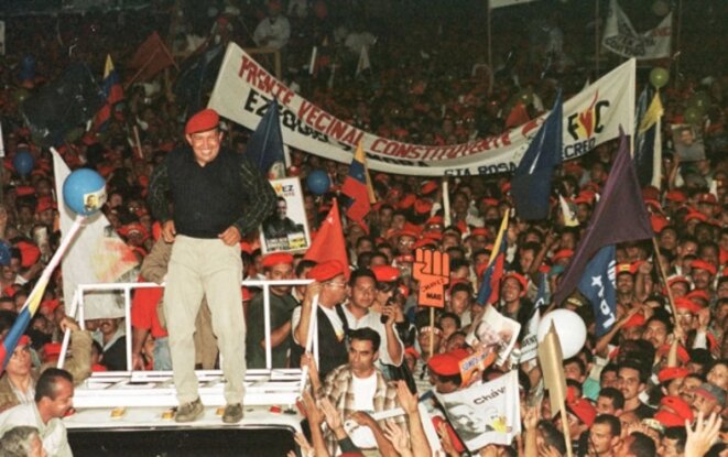 Hugo Chavez en décembre 1998, après avoir gagné les élections et célébrant sa victoire dans la rue Hugo Chavez en décembre 1998, après avoir gagné les élections et célébrant sa victoire dans la rue