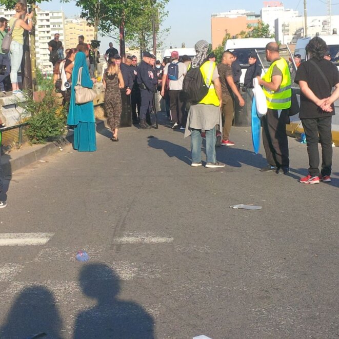 Porte de la chapelle, zone de mise à l’abri des regards par L. Manac'h.