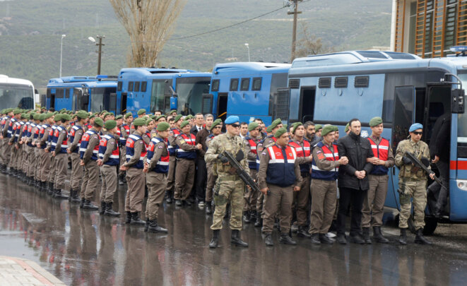 Des soldats turcs accusés d'avoir participé au coup d'État arrivent au tribunal de Mugla, le 8 mars 2017 © Reuters Des soldats turcs accusés d'avoir participé au coup d'État arrivent au tribunal de Mugla, le 8 mars 2017 © Reuters