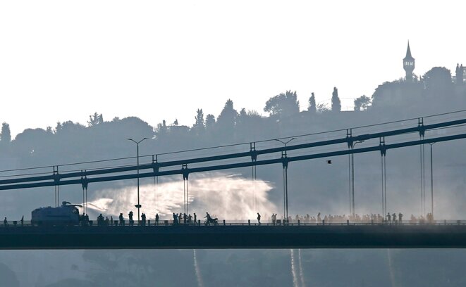 Dispersion des forces antigouvernementales avec un canon à eau, le 16 juillet 2016, sur le pont du Bosphore, à Istanbul © Reuters Dispersion des forces antigouvernementales avec un canon à eau, le 16 juillet 2016, sur le pont du Bosphore, à Istanbul © Reuters