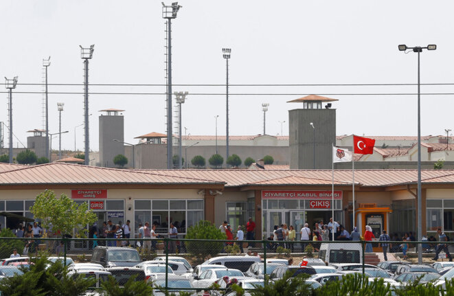 Des proches de détenus patientent aux abords de la prison de Silivri, près d'Istanbul, le 5 août 2016 © Reuters Des proches de détenus patientent aux abords de la prison de Silivri, près d'Istanbul, le 5 août 2016 © Reuters