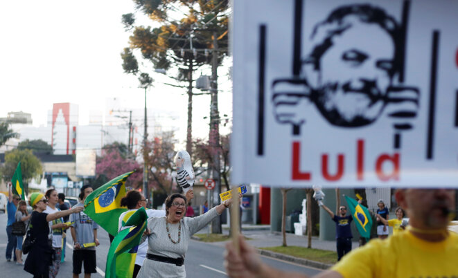 À Curitiba, où siège le tribunal qui l'a jugé, des Brésiliens célèbrent la condamnation de l'ancien président Lula © Reuters À Curitiba, où siège le tribunal qui l'a jugé, des Brésiliens célèbrent la condamnation de l'ancien président Lula © Reuters