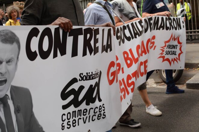 Manifestation "Front Social“. Banderole “Contre la guerre sociale" Manifestation "Front Social“. Banderole “Contre la guerre sociale"