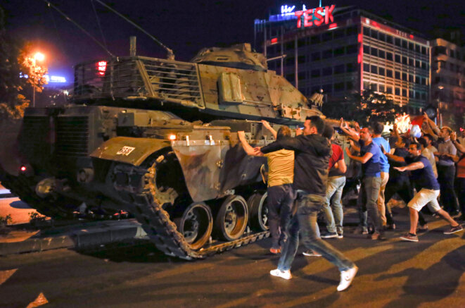 Foule attaquant un tank le 15 juillet 2016 à Ankara © Reuters