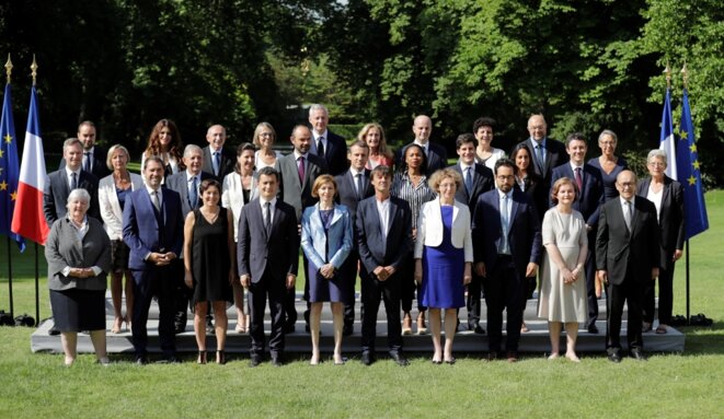 Emmanuel Macron et Édouard Philippe, entourés des 29 membres du gouvernement © gouvernement.fr Emmanuel Macron et Édouard Philippe, entourés des 29 membres du gouvernement © gouvernement.fr
