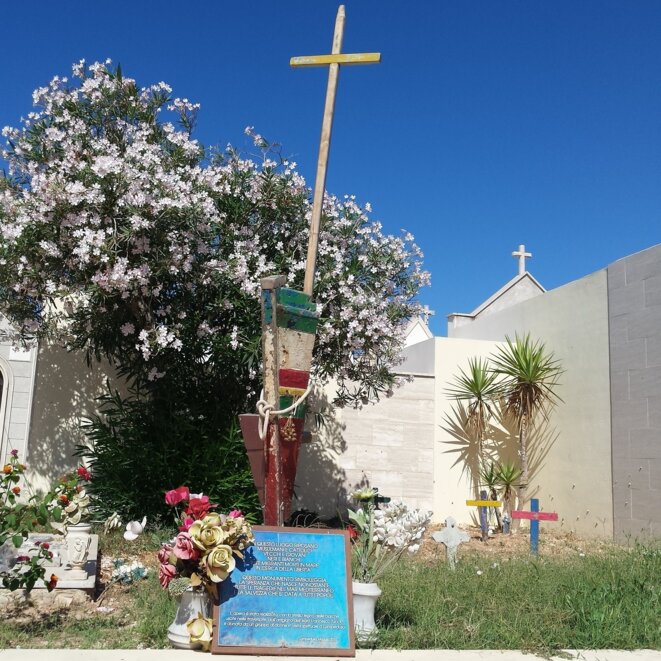 Lampedusa, côté pile. Le carré des sans noms au cimetière. Juillet 2017. © Evangeline MD Lampedusa, côté pile. Le carré des sans noms au cimetière. Juillet 2017. © Evangeline MD