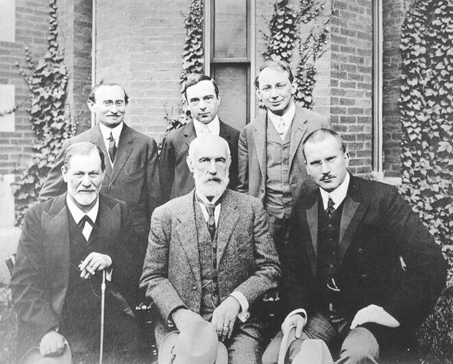 Freud : premier rang, au centre ; Jung, premier rang, tout à droite. Freud : premier rang, au centre ; Jung, premier rang, tout à droite.