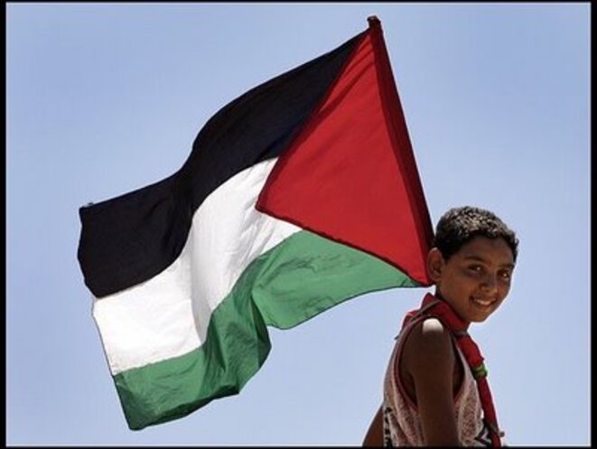 drapeau-de-la-palestine-porte-par-un-enfant-palestinien