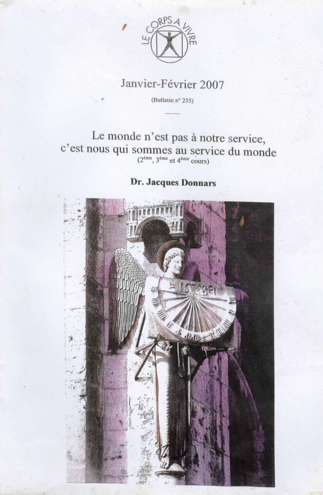 L'ange au cadran solaire sur la cathédrale de Chartres (Couverture de l'un des cachiers édité par l'Association Le corps à vivre, alors présidée par Jacques Donnars). L'ange au cadran solaire sur la cathédrale de Chartres (Couverture de l'un des cachiers édité par l'Association Le corps à vivre, alors présidée par Jacques Donnars).