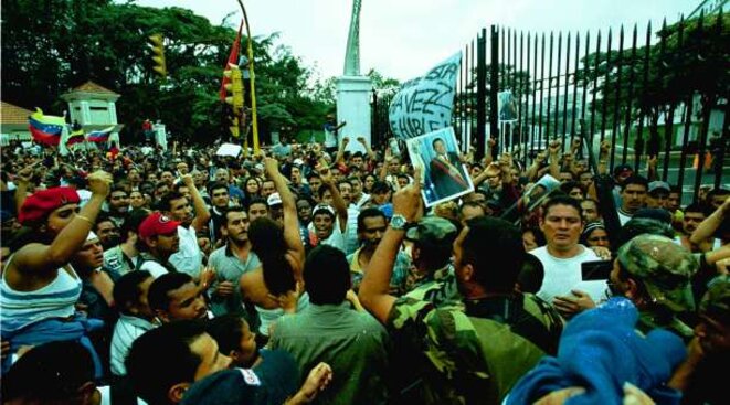 Le peuple devant le palais présidentiel exige la libération de Chavez Le peuple devant le palais présidentiel exige la libération de Chavez