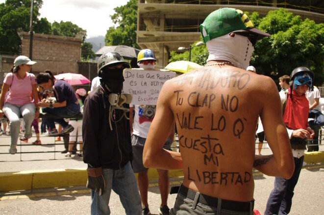 Sur le dos du manifestant : « Maduro, ton Clap ne vaut pas ma liberté » © JBM Sur le dos du manifestant : « Maduro, ton Clap ne vaut pas ma liberté » © JBM