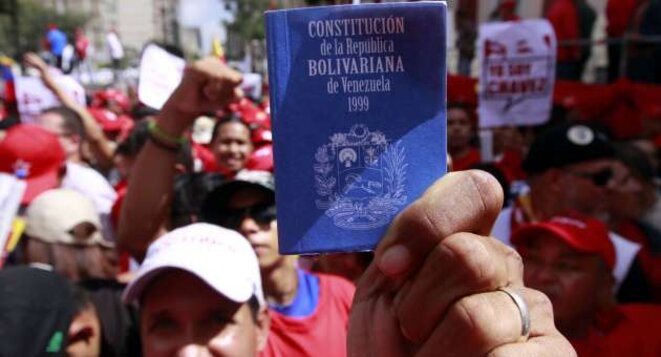 Un homme brandit la constitution de 1999 lors d'une mobilisation chaviste (photo non datée) Un homme brandit la constitution de 1999 lors d'une mobilisation chaviste (photo non datée)
