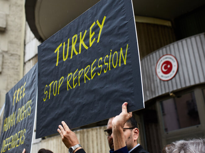 Action d'Amnesty International France devant l'ambassade de Turquie à Paris Action d'Amnesty International France devant l'ambassade de Turquie à Paris