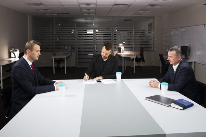 Le débat entre Navalny (à gauche) et Strelkov (droite) a eu lieu à Moscou le 20 juillet dans les locaux de campagne d’Alexeï Navalny. Image Navalny campaign. Le débat entre Navalny (à gauche) et Strelkov (droite) a eu lieu à Moscou le 20 juillet dans les locaux de campagne d’Alexeï Navalny. Image Navalny campaign.