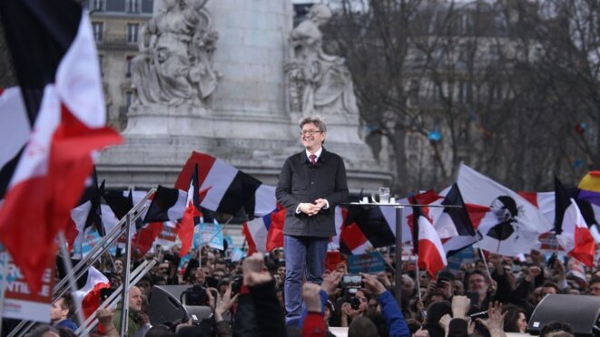 Heu...notez aussi la cravate de Mélenchon, au passage Heu...notez aussi la cravate de Mélenchon, au passage