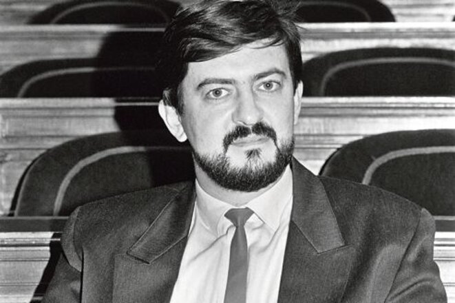 Mélenchon jeune sénateur en cravate insoumise Mélenchon jeune sénateur en cravate insoumise
