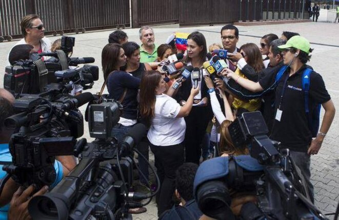 Scène de la vie quotidienne sous la dictature bolivarienne: la dirigeante d’extrême-droite Maria Corina Machado, impliquée dans plusieurs tentatives de coup d’État depuis 2002, explique aux médias « bâillonnés » qu’il n’y a pas de liberté au Venezuela. © Photo tirée de l'article de Thierry Deronne