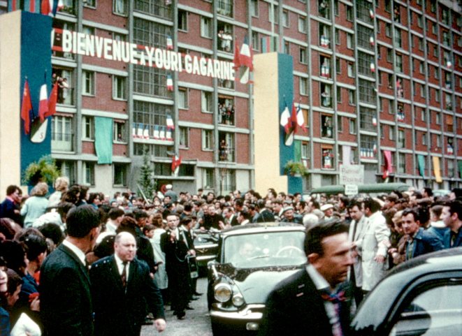 Youri Gagarine acclamé par les habitants ... de la Cité Gagarine, Ivry 1963. Youri Gagarine acclamé par les habitants ... de la Cité Gagarine, Ivry 1963.
