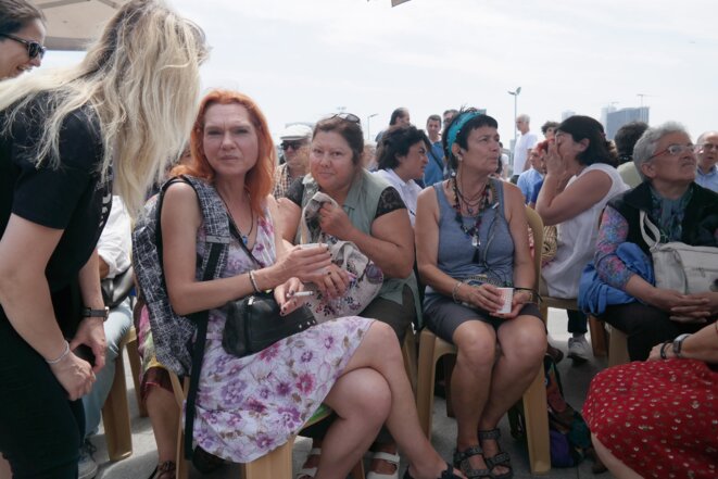 Istanbul, le 28 juillet 2017. Asli Erdogan, dans la foule qui attend la décision des juges dans le procès «Cumhuriyet». © Stéphanie Fontenoy Istanbul, le 28 juillet 2017. Asli Erdogan, dans la foule qui attend la décision des juges dans le procès «Cumhuriyet». © Stéphanie Fontenoy