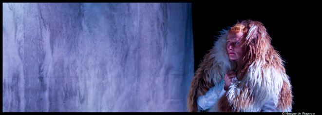 L’hiver, quatre chiens mordent mes pieds…, une ode poétique et sensible à l’humanité