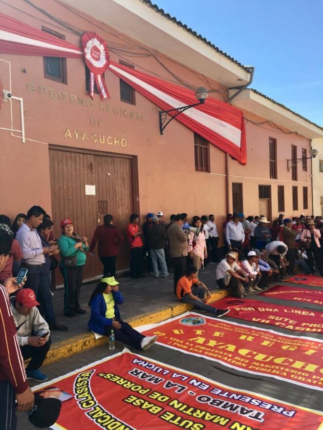 Maestros frente a la sede del Gobierno Regional de Ayacucho Maestros frente a la sede del Gobierno Regional de Ayacucho