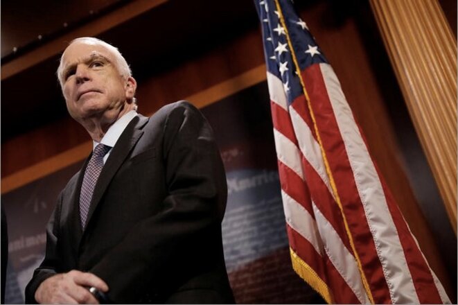 Le sénateur John McCain, le 27 juillet 2017, durant une conférence de presse expliquant son vote. © REUTERS/Aaron P. Bernstein Le sénateur John McCain, le 27 juillet 2017, durant une conférence de presse expliquant son vote. © REUTERS/Aaron P. Bernstein