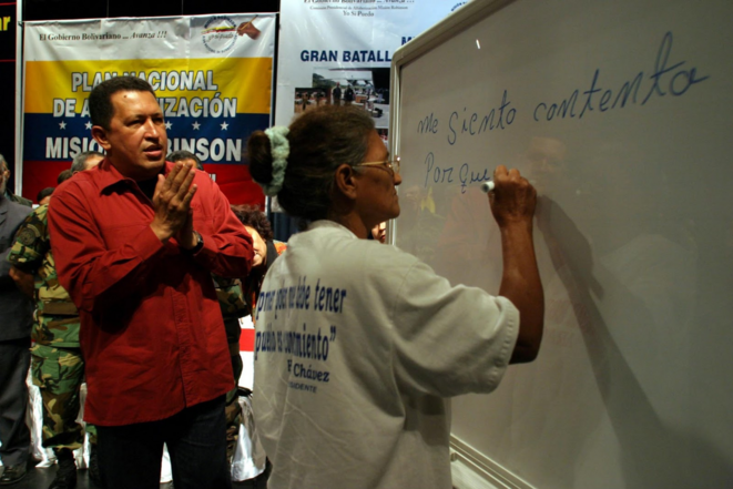 Hugo Chavez en 2003 lors d'une cérémonie de remise de diplômes dans le cadre de la mission d'alphabétisation Robinson © Maiquel Torcatt NVENPRES Hugo Chavez en 2003 lors d'une cérémonie de remise de diplômes dans le cadre de la mission d'alphabétisation Robinson © Maiquel Torcatt NVENPRES