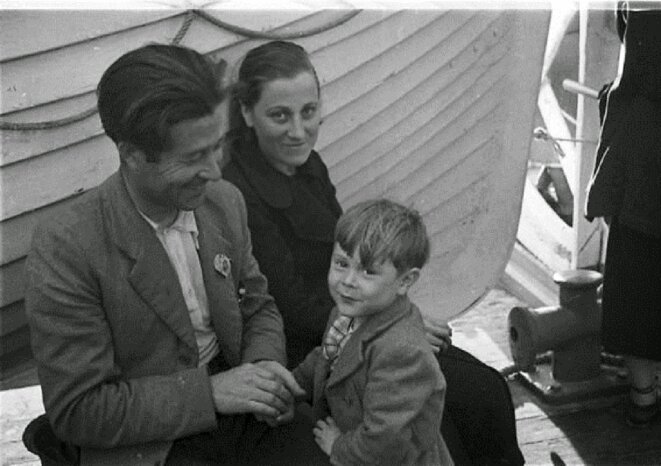 RÉFUGIÉS ESPAGNOLS DANS LE BATEAU WINNIPEG DANS LE PORT DE TROMPELOUP PRÈS DE BORDEAUX, 1939 © PHOTO IONE ROBINSON RÉFUGIÉS ESPAGNOLS DANS LE BATEAU WINNIPEG DANS LE PORT DE TROMPELOUP PRÈS DE BORDEAUX, 1939 © PHOTO IONE ROBINSON