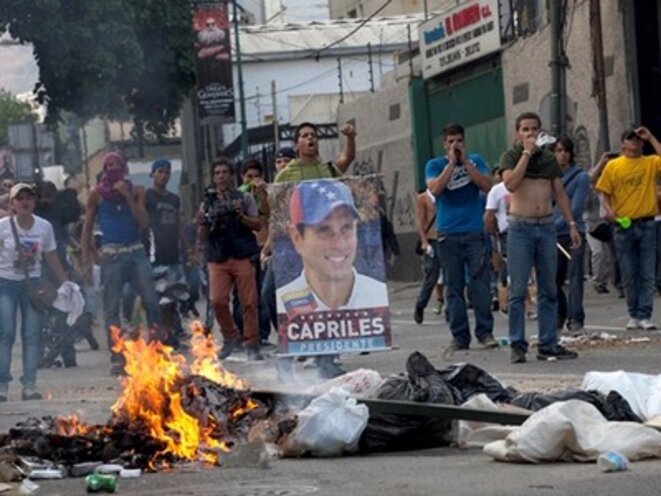 Groupes violents d'opposition brandissant le portrait de Capriles après l'élection de Maduro Groupes violents d'opposition brandissant le portrait de Capriles après l'élection de Maduro
