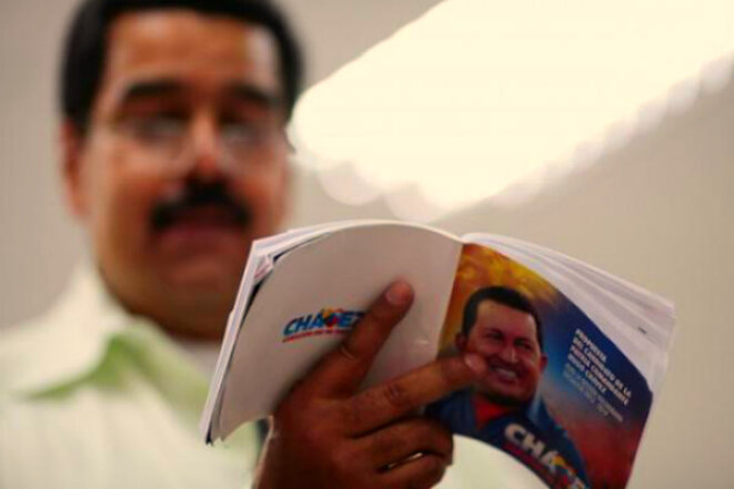 Nicolas Maduro lisant le Plan de la Patrie en 2013 Nicolas Maduro lisant le Plan de la Patrie en 2013