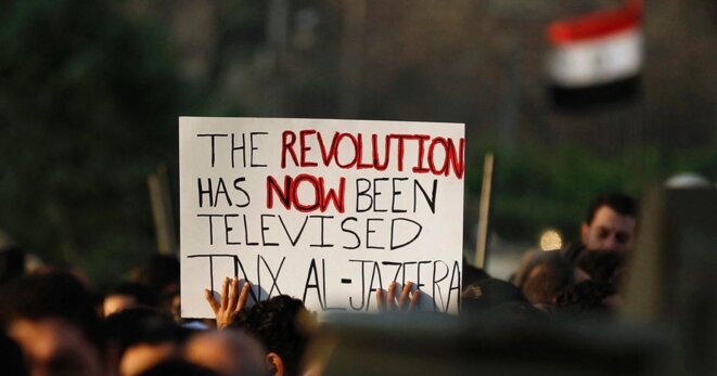 « La révolution a maintenant été télévisée. Merci Al Jazeera ! » Pancarte d'un manifestant durant la révolution égyptienne en février 2011. © Reuters « La révolution a maintenant été télévisée. Merci Al Jazeera ! » Pancarte d'un manifestant durant la révolution égyptienne en février 2011. © Reuters
