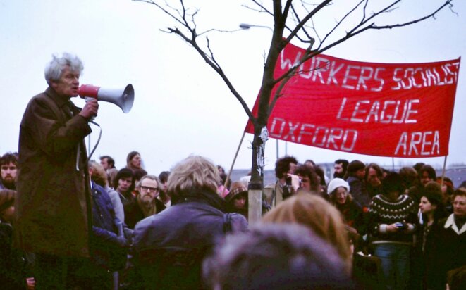 E. P. Thompson s'adressant à un rassemblement contre les armes nucléaires à Oxford en 1980. © Kim Traynor. Source: Wikimedia Commons.