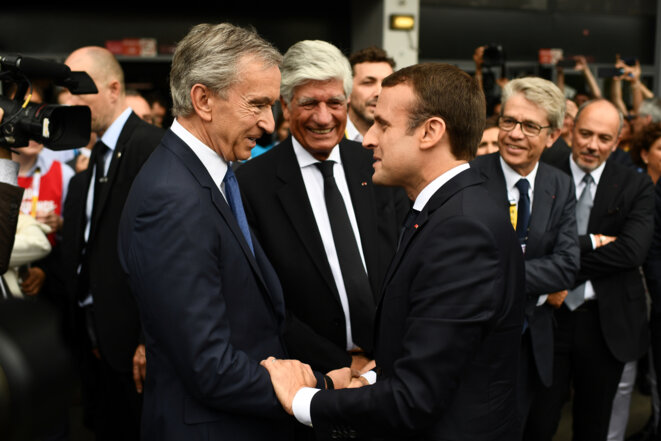 Emmanuel Macron saluant Bernard Arnault (LVMH) et Maurice Lévy (Publicis) lors du salon des start-up le 1er juin. © Reuters