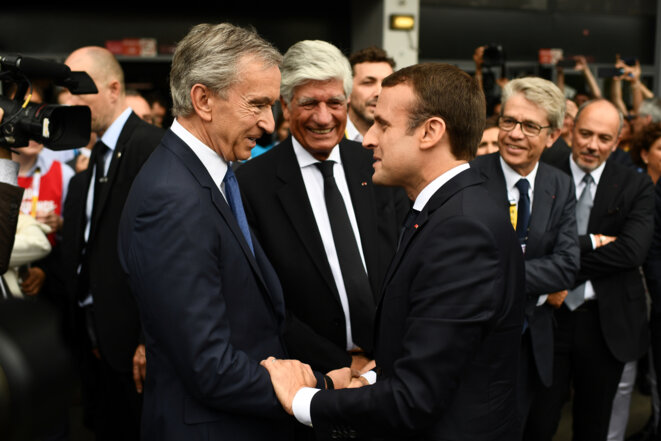 Emmanuel Macron saluant Bernard Arnault (LVMH) et Maurice Lévy (Publicis) lors du salon des start-up le 1er juin. © Reuters Emmanuel Macron saluant Bernard Arnault (LVMH) et Maurice Lévy (Publicis) lors du salon des start-up le 1er juin. © Reuters