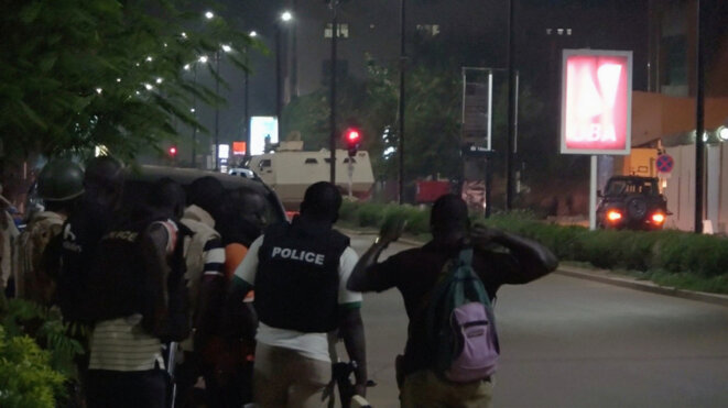 Des policiers burkinabés lors de l'assaut dans la nuit du 13 au 14 août à Ouagadougou. © Reuters Des policiers burkinabés lors de l'assaut dans la nuit du 13 au 14 août à Ouagadougou. © Reuters